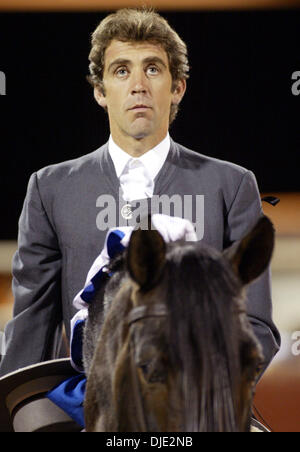 12. März 2004; Gustine, CA, USA; PABLO HERMOSO DE MENDOZA mit seinem Pferd bei Evento Historico in Gustine. Die berühmtesten Rejoneador in der Welt, Pablo Hermoso de Mendoza, (Spanien) hat angekündigt, dass er in vier unblutige Stierkämpfe in Kalifornien durchführt. Die erste dieser historischen Ereignisse ist in Gustine im Central Valley. Das Kartell umfasst Matadore de Stockfoto