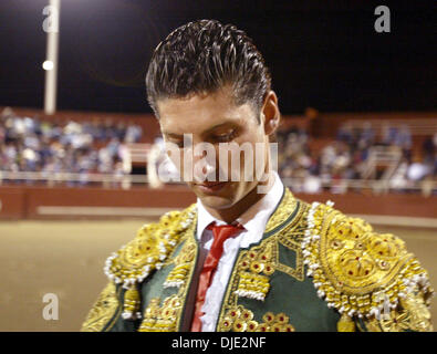 12. März 2004; Gustine, CA, USA; FERNANDO OCHOA bei Evento Historico in Gustine. Die berühmtesten Rejoneador in der Welt, Pablo Hermoso de Mendoza, (Spanien) hat angekündigt, dass er in vier unblutige Stierkämpfe in Kalifornien durchführt. Die erste dieser historischen Ereignisse ist in Gustine im Central Valley. Das Kartell umfasst Matadore de Toros Dennis Borba aus der Stockfoto