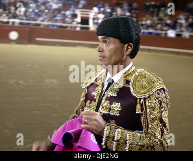 12. März 2004; Gustine, CA, USA; FERNANDO OCHOA bei Evento Historico in Gustine. Die berühmtesten Rejoneador in der Welt, Pablo Hermoso de Mendoza, (Spanien) hat angekündigt, dass er in vier unblutige Stierkämpfe in Kalifornien durchführt. Die erste dieser historischen Ereignisse ist in Gustine im Central Valley. Das Kartell umfasst Matadore de Toros Dennis Borba aus der Stockfoto