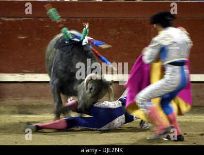 12. März 2004; Gustine, CA, USA; Die berühmtesten Rejoneador in der Welt, Pablo Hermoso de Mendoza, (Spanien) hat angekündigt, dass er in vier unblutige Stierkämpfe in Kalifornien durchführt. Die erste dieser historischen Ereignisse ist in Gustine im Central Valley. Das Kartell umfasst Matadore de Toros Dennis Borba aus den USA und Fernando Ochoa von Mexiko, beide fighti Stockfoto