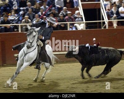 12. März 2004; Gustine, CA, USA; PABLO HERMOSO DE MENDOZA mit seinem Pferd bei Evento Historico in Gustine. Die berühmtesten Rejoneador in der Welt, Pablo Hermoso de Mendoza, (Spanien) hat angekündigt, dass er in vier unblutige Stierkämpfe in Kalifornien durchführt. Die erste dieser historischen Ereignisse ist in Gustine im Central Valley. Das Kartell umfasst Matadore de Stockfoto