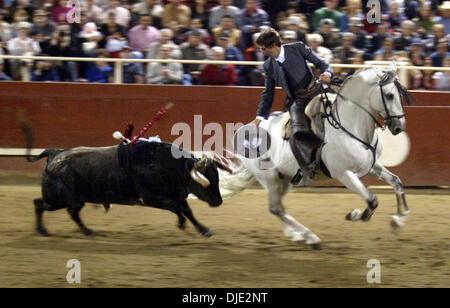 12. März 2004; Gustine, CA, USA; PABLO HERMOSO DE MENDOZA mit seinem Pferd bei Evento Historico in Gustine. Die berühmtesten Rejoneador in der Welt, Pablo Hermoso de Mendoza, (Spanien) hat angekündigt, dass er in vier unblutige Stierkämpfe in Kalifornien durchführt. Die erste dieser historischen Ereignisse ist in Gustine im Central Valley. Das Kartell umfasst Matadore de Stockfoto