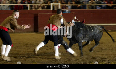 12. März 2004; Gustine, CA, USA; Die berühmtesten Rejoneador in der Welt, Pablo Hermoso de Mendoza, (Spanien) hat angekündigt, dass er in vier unblutige Stierkämpfe in Kalifornien durchführt. Die erste dieser historischen Ereignisse ist in Gustine im Central Valley. Das Kartell umfasst Matadore de Toros Dennis Borba aus den USA und Fernando Ochoa von Mexiko, beide fighti Stockfoto