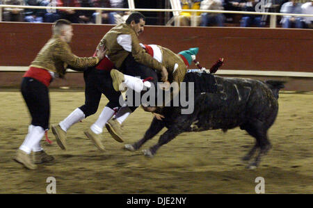 12. März 2004; Gustine, CA, USA; Die berühmtesten Rejoneador in der Welt, Pablo Hermoso de Mendoza, (Spanien) hat angekündigt, dass er in vier unblutige Stierkämpfe in Kalifornien durchführt. Die erste dieser historischen Ereignisse ist in Gustine im Central Valley. Das Kartell umfasst Matadore de Toros Dennis Borba aus den USA und Fernando Ochoa von Mexiko, beide fighti Stockfoto