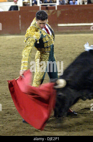 12. März 2004; Gustine, CA, USA; FERNANDO OCHOA bei Evento Historico in Gustine. Die berühmtesten Rejoneador in der Welt, Pablo Hermoso de Mendoza, (Spanien) hat angekündigt, dass er in vier unblutige Stierkämpfe in Kalifornien durchführt. Die erste dieser historischen Ereignisse ist in Gustine im Central Valley. Das Kartell umfasst Matadore de Toros Dennis Borba aus der Stockfoto