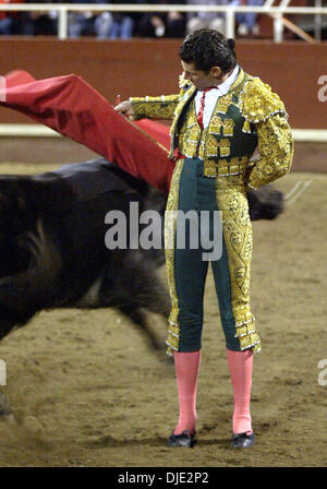 12. März 2004; Gustine, CA, USA; FERNANDO OCHOA bei Evento Historico in Gustine. Die berühmtesten Rejoneador in der Welt, Pablo Hermoso de Mendoza, (Spanien) hat angekündigt, dass er in vier unblutige Stierkämpfe in Kalifornien durchführt. Die erste dieser historischen Ereignisse ist in Gustine im Central Valley. Das Kartell umfasst Matadore de Toros Dennis Borba aus der Stockfoto