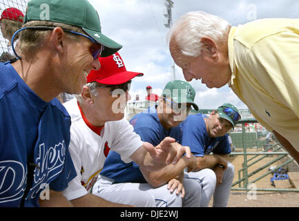 17. März 2004; Jupiter, FL, USA; Ehemalige Dodgers Manager TOMMY LASORDA hört St. Louis Cardinals Coach JIM LEYLAND Sag ihm, dass ein Witz neben aktuellen LA Manager JIM TRACY ganz links vor dem Beginn des Frühlings-Training-Spiel. Stockfoto