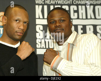 19. März 2004; Los Angeles, Kalifornien, USA; Boxer TEDDY REID (L) und VERNON FORREST (R) stellen auf einer Pressekonferenz Freitag, 19. März 2004 in Los Angeles. Treffen die beiden 24. April 2004 für ein 12-Runden-Kampf im Weltergewicht auf der Undercard der Klitschko-Sanders Heavyweight Titelkampf in Los Angeles Stockfoto