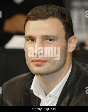 19. März 2004; Los Angeles, Kalifornien, USA; Ukrainische Schwergewichts-Kämpfer VITALI KLITSCHKO auf einer Pressekonferenz Freitag, 19. März 2004 in Los Angeles seinen bevorstehenden Kampf zu fördern. Er wird Südafrikaner Corrie Sanders um den WBC-Schwergewichts-Titel-Gürtel am 24. April 2004 im Staples Center zu stellen. Stockfoto