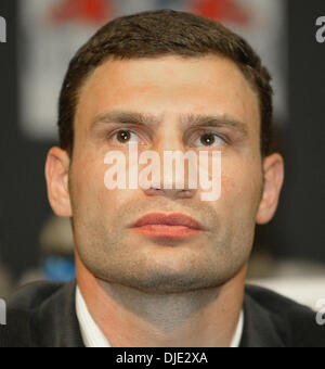19. März 2004; Los Angeles, Kalifornien, USA; Ukrainische Schwergewichts-Kämpfer VITALI KLITSCHKO auf einer Pressekonferenz Freitag, 19. März 2004 in Los Angeles seinen bevorstehenden Kampf zu fördern. Er wird Südafrikaner Corrie Sanders um den WBC-Schwergewichts-Titel-Gürtel am 24. April 2004 im Staples Center zu stellen. Stockfoto