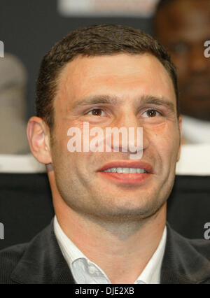 19. März 2004; Los Angeles, Kalifornien, USA; Ukrainische Schwergewichts-Kämpfer VITALI KLITSCHKO auf einer Pressekonferenz Freitag, 19. März 2004 in Los Angeles seinen bevorstehenden Kampf zu fördern. Er wird Südafrikaner Corrie Sanders um den WBC-Schwergewichts-Titel-Gürtel am 24. April 2004 im Staples Center zu stellen. Stockfoto