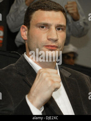 19. März 2004; Los Angeles, Kalifornien, USA; Ukrainische Schwergewichts-Kämpfer VITALI KLITSCHKO auf einer Pressekonferenz Freitag, 19. März 2004 in Los Angeles seinen bevorstehenden Kampf zu fördern. Er wird Südafrikaner Corrie Sanders um den WBC-Schwergewichts-Titel-Gürtel am 24. April 2004 im Staples Center zu stellen. Stockfoto