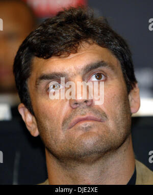 19. März 2004; Los Angeles, Kalifornien, USA; Schwergewichts-Kämpfer CORRIE SANDERS in Südafrika auf einer Pressekonferenz Freitag, 19. März 2004 in Los Angeles. Er wird Vitali Klitschko um den WBC-Schwergewichts-Titel-Gürtel am 24. April 2004 im Staples Center zu stellen. Stockfoto