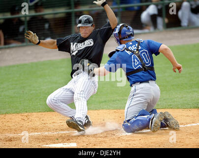 23. März 2004; Palm Beach, FL, USA; Florida Marlin erster Basisspieler HEE SEOP CHOI, ist an der Platte für das Finale aus der vierten Inning von Los Angeles Dodgers Catcher DAVID ROSS getaggt. Stockfoto