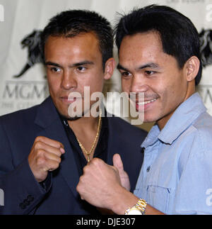 24. März 2004; Los Angeles, Kalifornien, USA; IBF-Federgewicht Weltmeister JUAN MANUEL MARQUEZ (L) und MANNY PACQUIAO antreten auf einer Pressekonferenz in Los Angeles. Die beiden treffen sich im MGM Grand in Las Vegas am 8. Mai 2004. Stockfoto
