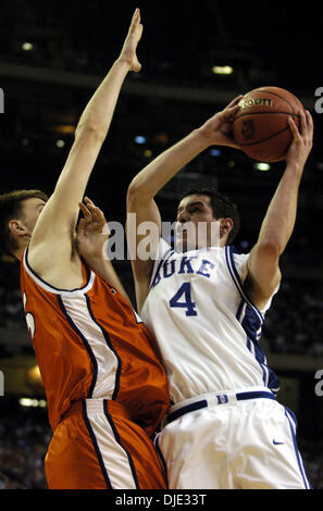 26. März 2004; Atlanta, GA, USA; Herzog Wache JJ REDICK schießt über Illinois' Nick Smith in der ersten Halbzeit Freitag, 26. März 2004 im Georgia Dome. Stockfoto