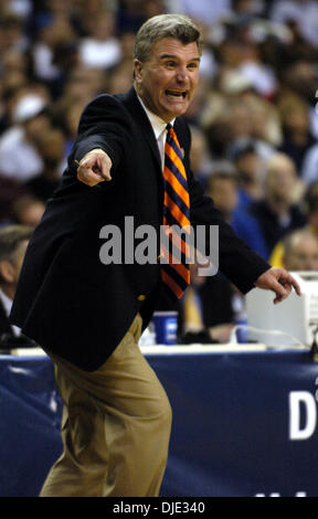 26. März 2004; Atlanta, GA, USA;  Illinois Trainer BRUCE WEBER Gesten auf seine Spieler gegen Duke in der ersten Halbzeit Freitag, 26. März 2004 im Georgia Dome. Stockfoto