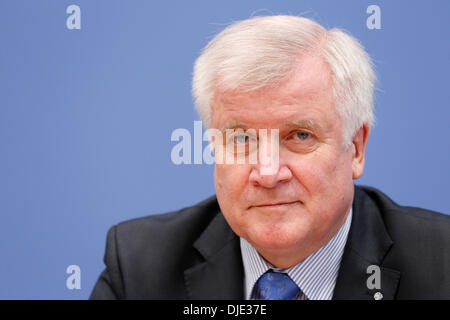 Berlin, Deutschland. 27. November präsentieren 2013.Merkel (CDU), Seehofer (CSU) und Gabriel (SPD) der Koalitionsvertrag in der Bundespressekonferenz in Berlin. / Bild: Horst Seehofer (CSU), Vorsitzender der CSU und Ministerpräsident von Bayern. Bildnachweis: Reynaldo Chaib Paganelli/Alamy Live-Nachrichten Stockfoto