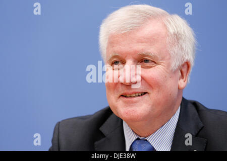 Berlin, Deutschland. 27. November präsentieren 2013.Merkel (CDU), Seehofer (CSU) und Gabriel (SPD) der Koalitionsvertrag in der Bundespressekonferenz in Berlin. / Bild: Horst Seehofer (CSU), Vorsitzender der CSU und Ministerpräsident von Bayern. Bildnachweis: Reynaldo Chaib Paganelli/Alamy Live-Nachrichten Stockfoto