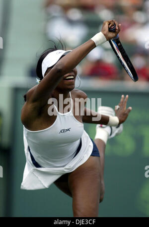 31. März 2004; Key Biscayne, FL, USA; Tennis-Superstar VENUS WILLIAMS trifft eine Vorhand während ihrer Niederlage gegen Elena Dementieva, 3-6, 7-5, 6-7. Williams den Knöchel früher im Spiel verletzt und nahm einen medical Timeout. Stockfoto