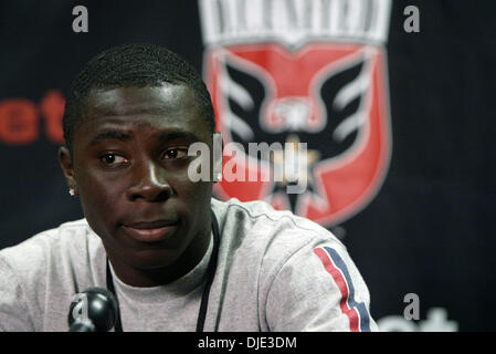 1. April 2004; Washington, DC, USA; 14-j hrige D.C. United nach vorn FREDDY ADU spricht vor der Presse in Washington, DC, Donnerstag, 1. April 2004. Adu machen seine lang ersehnte Profidebüt am Samstag, den 3. April. Stockfoto