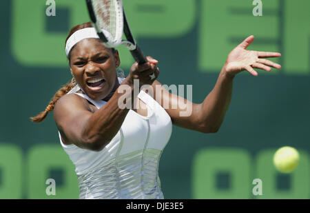 1. April 2004; Key Biscayne, FL, USA; NASDAQ-100 Open Tennis. SERENA WILLIAMS gibt einen Schuss bei ihrem Sieg über Eleni Daniilidou zurück. Stockfoto