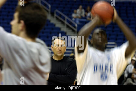 2. April 2004; San Antonio, TX, USA; Herzog-Trainer MIKE KRZYZEWSKI Uhren sein Team während der Blue Devils Praxis Freitag, 2. April 2004 an der Alamodome. Stockfoto