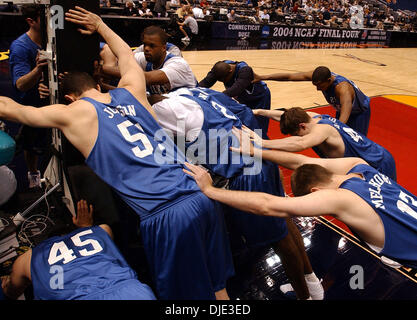 2. April 2004; San Antonio, TX, USA; Herzog Spieler verwenden eine Basketball-Unterstützung, während die Blue Devils Praxis Freitag, 2. April 2004 an der Alamodome dehnen. Stockfoto