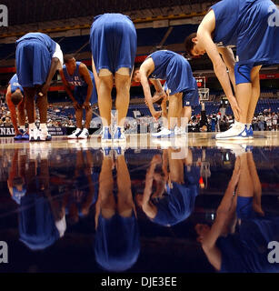 2. April 2004; San Antonio, TX, USA;  Herzog Spieler dehnen, bevor die Blue Devils Freitag, 2. April 2004 an der Alamodome üben. Stockfoto