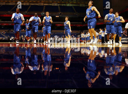 2. April 2004; San Antonio, TX, USA;  Herzog-Basketball-Spieler das Gericht ausgeführt, während die Blue Devils üben Freitag, 2. April 2004 an der Alamodome. Stockfoto