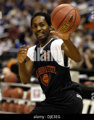 2. April 2004; San Antonio, TX, USA;  Oklahoma State Guard JANAVOR WEATHERSPOON nimmt einen eingehenden Pass während der Cowboys Praxis Freitag, 2. April 2004 an der Alamodome. Stockfoto