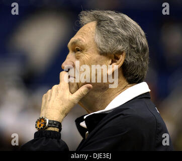 2. April 2004; San Antonio, TX, USA;  Oklahoma State Trainer EDDIE SUTTON Uhren seinen Spielern während der Cowboys Praxis Freitag, 2. April 2004 an der Alamodome. Stockfoto