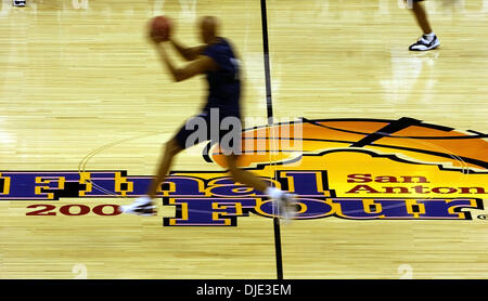 2. April 2004; San Antonio, TX, USA;  Ein UCONN Spieler passt den Ball während der Huskies Praxis Freitag, 2. April 2004 an der Alamodome. Stockfoto