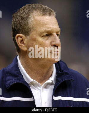 2. April 2004; San Antonio, TX, USA;  UCONN Trainer JIM CALHOUN Uhren sein Team während der Huskies Praxis Freitag, 2. April 2004 an der Alamodome. Stockfoto