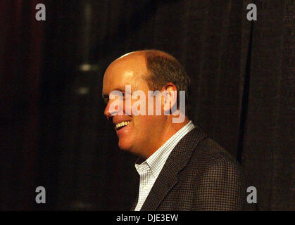 2. April 2004; San Antonio, TX, USA; BILL HANCOCK spricht mit einem Kollegen beim Final Four Team Praktiken Freitag, 2. April 2004 an der Alamodome. Stockfoto