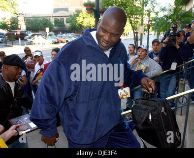 2. April 2004; San Antonio, TX, USA; Die Los Angeles Lakers SHAQUILLE O'NEAL kommt Samstag Abend im Team Hotel im Vorfeld der Laker Playoff-Spiele gegen die Spurs. Stockfoto