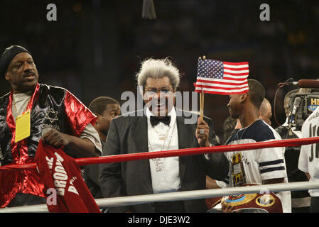 10. April 2004; Las Vegas, NV, USA; Box-Promoter DON KING Wellen die amerikanische Flagge im Mandalay Bay Resort & Casino Events Center für den Beginn des Kampfes Lamon Brewster Vs Wladimir Klitschko WBO-Schwergewichts-Champion. Stockfoto