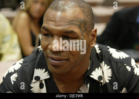 10. April 2004; Las Vegas, NV, USA; Ehemalige Heavywight Champion MIKE TYSON im Mandalay Bay Resort & Casino Events Center für die Lamon Brewster Vs Wladimir Klitschko WBO-Schwergewichts-Champion nach dem Kampf Pressekonferenz. Presse und Fans waren ständig rund um Tyson für Autogramme und Interviews. Stockfoto