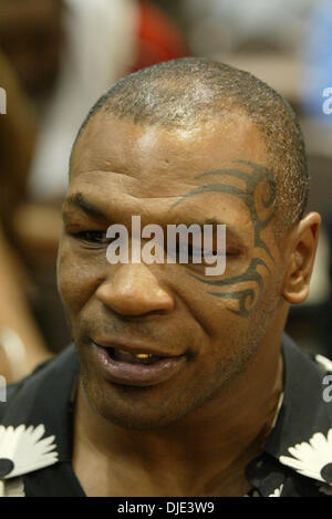 10. April 2004; Las Vegas, NV, USA; Ehemalige Heavywight Champion MIKE TYSON im Mandalay Bay Resort & Casino Events Center für die Lamon Brewster Vs Wladimir Klitschko WBO-Schwergewichts-Champion nach dem Kampf Pressekonferenz. Presse und Fans waren ständig rund um Tyson für Autogramme und Interviews. Stockfoto