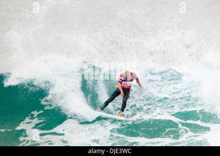 11. April 2004; Bells Beach, Victoria, Australien; Runde drei der Fosters ASP World Championship Tour. 2001 rip Curl Pro Champion Australian MICK FANNING (Coolangatta, Queensland) avancierte zum von Rip Curl Pro Bells Beach vier Runden. Die ASP World Nummer vier Surfer steht in Runde vier brasilianischen Guilherme Herdy. Rip Curl Pro ist der zweite Teil 12 von Veranstaltungen für die Männer auf th Stockfoto