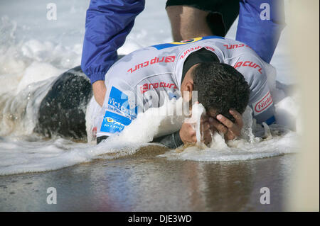 11. April 2004; Bells Beach, Victoria, Australien; Runde drei der Fosters ASP World Championship Tour. Drama entfaltet an Bells Beach heute als dreimaliger Gewinner des Rip Curl Pro (1995, 1996 und 2000) Hawaiian SUNNY GARCIA zusammenbrach, nach schwerer Krankheit im Wettkampf gegen Landsmann Taylor Knox (Carlsbad, Kalifornien) in der dritten Runde des Rip Curl Pro leiden. Trotz Stockfoto