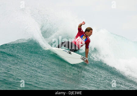 11. April 2004; Bells Beach, Victoria, Australien; Runde drei der Fosters ASP World Championship Tour. Verteidigende Rip Curl Pro Champ und ASP Weltmeister Hawaiian ANDY IRONS (Kauai, Hawaii), gesurft Platzhalter und U18 Junioren Weltmeister Australier Ben Dunn (Taree, New South Wales). Irons, die zurück zu WM-Titel und Rip Curl Pro Titel 2002 und 2003 gewann, Gesichter Australier/in Stockfoto