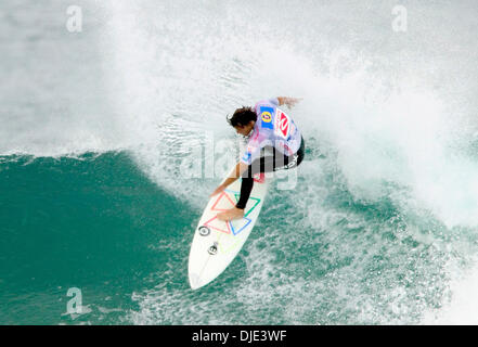 11. April 2004; Bells Beach, Victoria, Australien; Runde drei der Fosters ASP World Championship Tour. ASP World Nr. 33 Surfer australische TOBY MARTIN (Dee Why, Sydney, New South Wales) verursacht eine sensationelle Überraschung in der dritten Runde des Rip Curl Pro heute, wenn er ASP weltweit die Nummer zehn und Landsmann Dean Morrison (Coolangatta, Queensland) beseitigt. Martin erweitert um vier Runde wo er nehmen Stockfoto