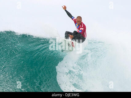 11. April 2004; Bells Beach, Victoria, Australien; Runde drei der Fosters ASP World Championship Tour. Sechs Mal ASP Weltmeister KELLY SLATER (Florida / USA) erweitert, um vier von Rip Curl Pro Bells Beach heute Runde. Slater, wer seinem Surfbrett in der Mitte während der Fahrt seine letzte Welle in seinem Heat schnappte, beat Heimatstadt Lieblings und Wildcard Surfer australische Adam Robertson (Portla Stockfoto