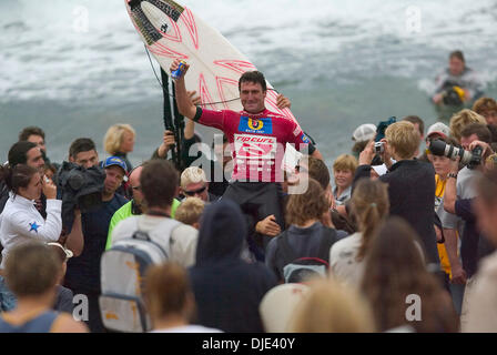 15. April 2004; Bells Beach, Australien; Der Fosters ASP World Championship Tour. Australische JOEL PARKINSON (Queensland), getragen von anderen Kumpels MICK FANNING und Weltmeister Surfer MARK OCCHILUPO, eroberte die Rip Curl Pro Titel an Bells Beach. Parkinson verschoben auf den zweiten Platz auf der ASP-Weltrangliste hinter Spitzenreiter Hawaiian Andy Irons, die gleich im Falle Drittplatzierter. Stockfoto