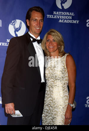 19. April 2004; New York, NY, USA; CRIS COLLINSWORTH mit Frau HOLLY COLLINSWORTH an der 25. Annual Sports Emmy Awards die nahm Platz im Marriott Marquis Stockfoto