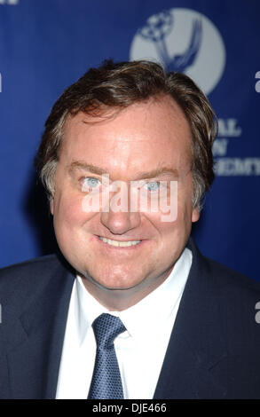 19. April 2004; New York, NY, USA; TIM RUSSERT an der 25. Annual Sports Emmy Awards die nahm Platz im Marriott Marquis Stockfoto