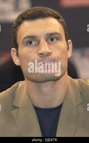 21. April 2004; Los Angeles, Kalifornien, USA; Im Schwergewicht VITALI KLITSCHKO während der abschließenden Pressekonferenz für Vitali Klitschko gegen Corrie Sanders WBC-Schwergewichts-Titel kämpfen am 24. April im Staples Center. Stockfoto