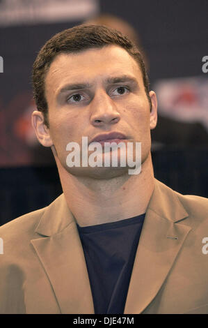 21. April 2004; Los Angeles, Kalifornien, USA; Im Schwergewicht VITALI KLITSCHKO während der abschließenden Pressekonferenz für Vitali Klitschko gegen Corrie Sanders WBC-Schwergewichts-Titel kämpfen am 24. April im Staples Center. Stockfoto