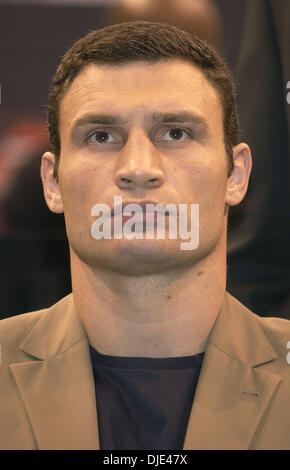 21. April 2004; Los Angeles, Kalifornien, USA; Im Schwergewicht VITALI KLITSCHKO während der abschließenden Pressekonferenz für Vitali Klitschko gegen Corrie Sanders WBC-Schwergewichts-Titel kämpfen am 24. April im Staples Center. Stockfoto